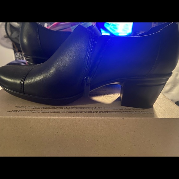 New never worn Clark’s comfortable small heel and zip sided - Picture 2 of 8